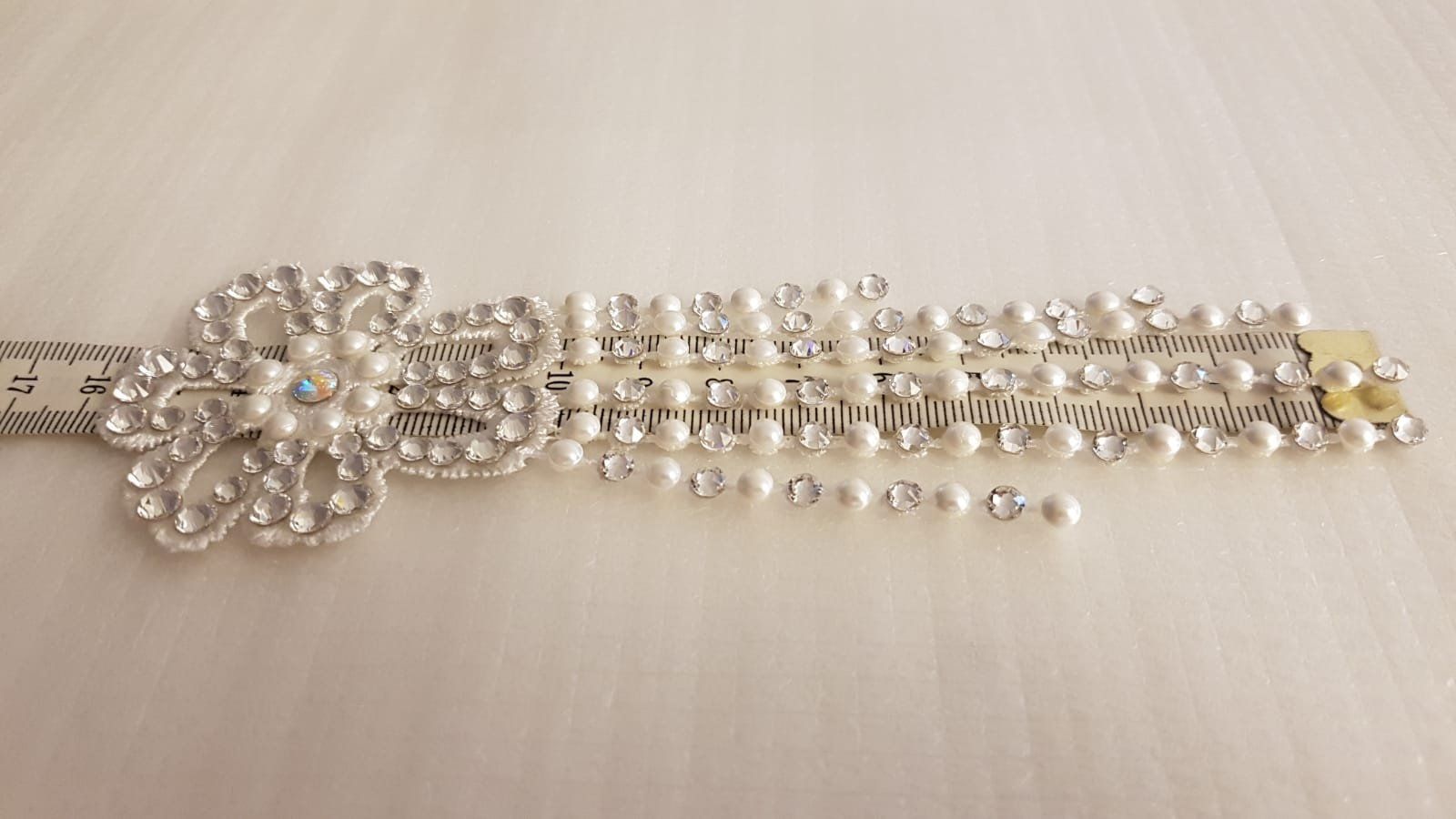 Tutte le decorazioni: Spitze Applikation mit Swarovski StrassSteine. – Nuovo (secondo la descrizione) da Zürich venduto da ata_c8nh 5