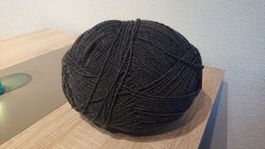 Dunkelgraue Wolle zum Stricken, Häkeln.