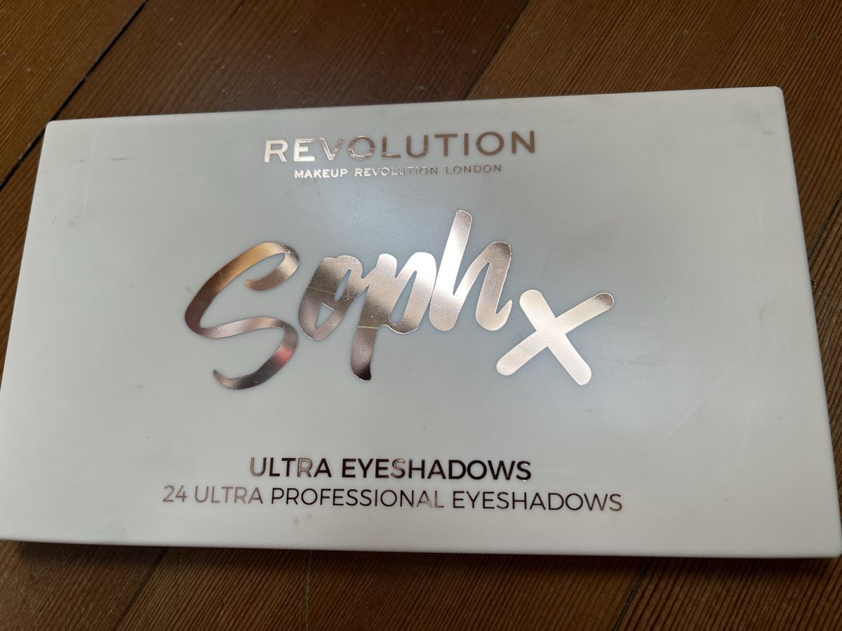 Make-up: Revolution Sophx Ultra Professional Eyeshadows – Neu (gemäss Beschreibung) aus Aarau von kailing12 1