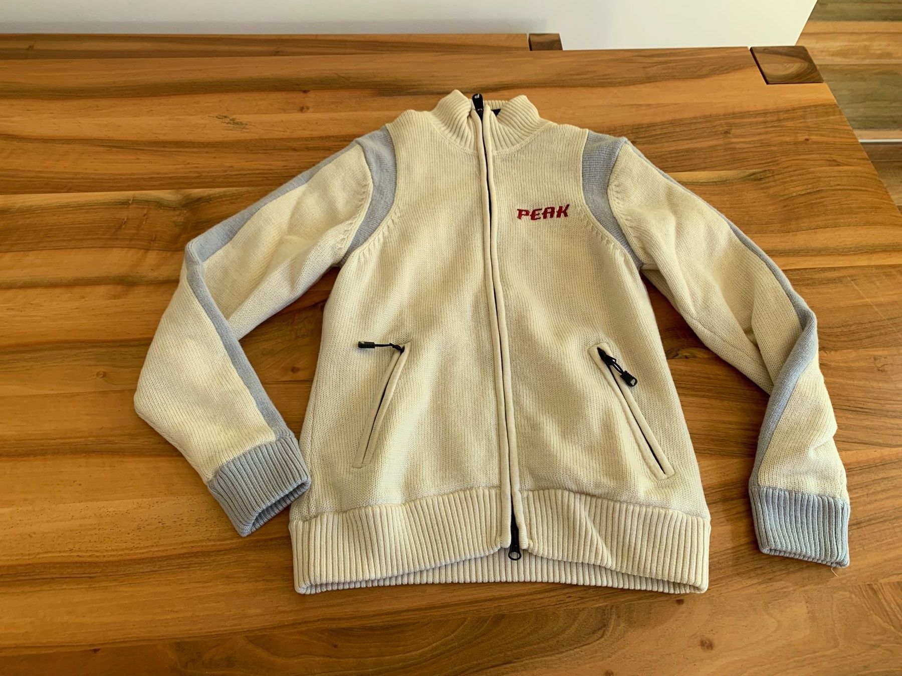 Peak Performance Jacken: Peak Performance Strickjacke, Top Zustand, Grösse M – Gebraucht aus Meiringen von tonicandgin