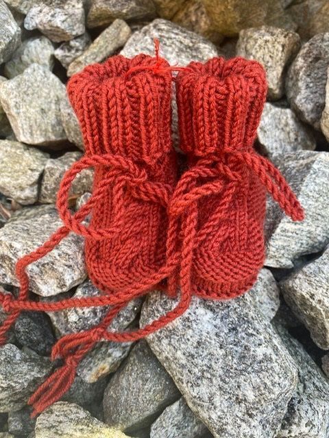 Lana: Finkli / Babyfinkli handgestrickt rost – Nuovo e nell'imballaggio originale da Pfäffikon ZH venduto da Suribu