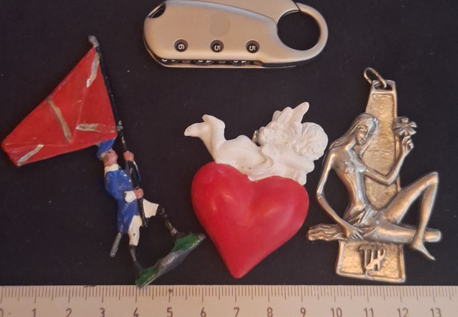 Portachiavi: lot Divers objets petite figurine couteau porte-clés – Usato da Crans VD venduto da Yobia8