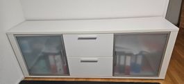 Weisses Sideboard mit Schubladen und Glastüren