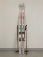 Ski (9 F), alte Deko-Ski mit Stöcken