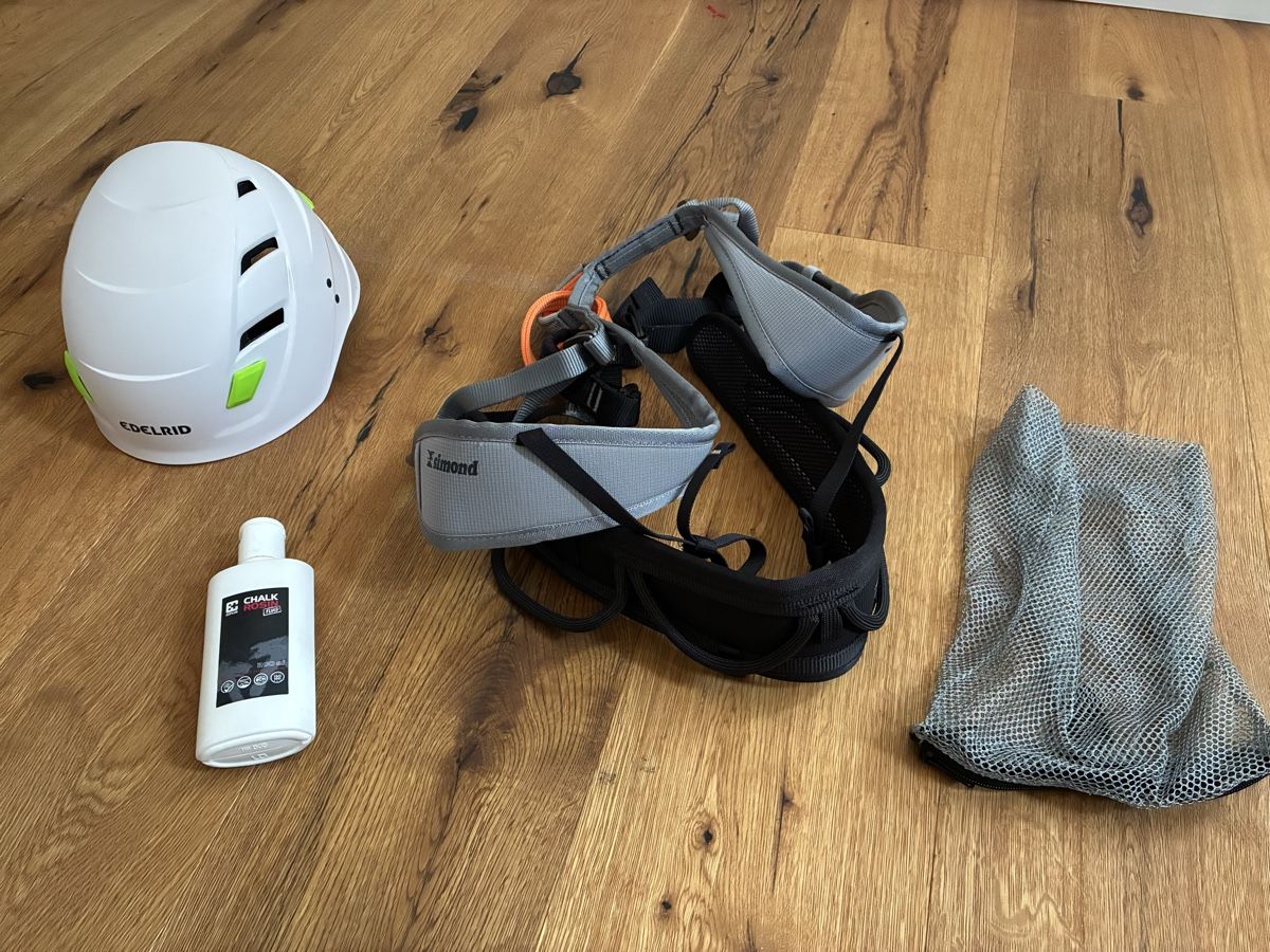 Attrezzatura da arrampicata: Klettergurt, Kletterhelm und Flüssigkreide – Nuovo (secondo la descrizione) da Hünenberg venduto da dan_npw9