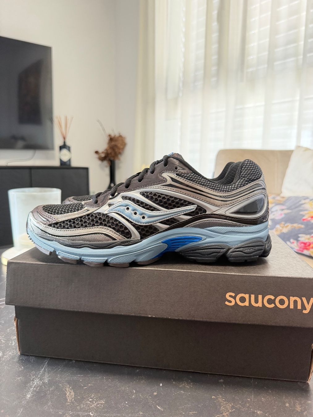 Saucony Scarpe da uomo: Saucony ProGrid Omni 9 Disrupt Black Torte – Nuovo e nell'imballaggio originale da Yverdon-les-Bains venduto da ioustock 1