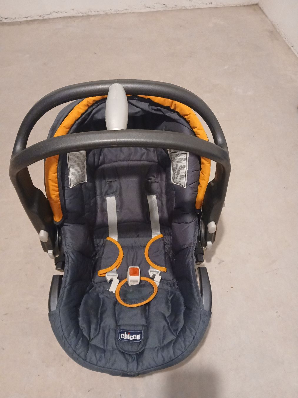 Chicco Seggiolini per auto: Chicco Autositz Babyschale – Usato da Niederrohrdorf venduto da Sabrina1041