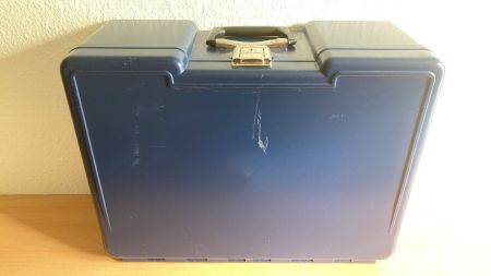 Blauer Koffer mit Schubladen für Bastelarbeiten / Bürosachen
