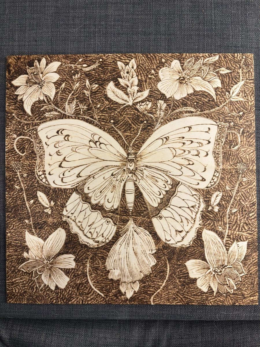 Tutte le decorazioni: Butterfly – Original Pyrographie auf Holz 30 × 30 cm – Nuovo (secondo la descrizione) da Wettingen venduto da mal_c2fj