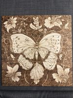 Butterfly – Original Pyrographie auf Holz 30 × 30 cm