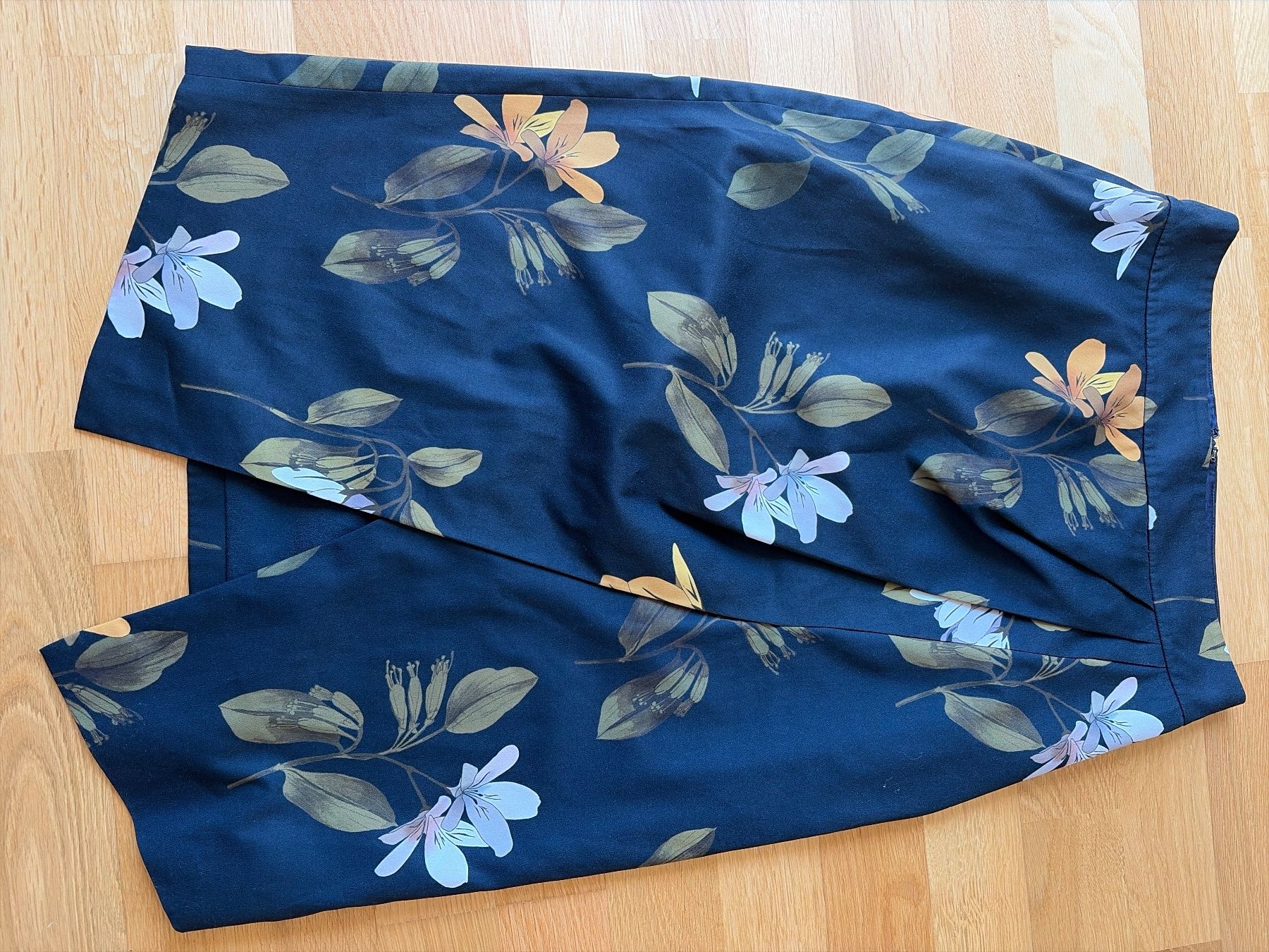 Ted Baker Gonne: Eleganter Rock mit Schlitz und Blumenmuster - Ted Baker – Usato da Aarburg venduto da Petite-closet-Loop