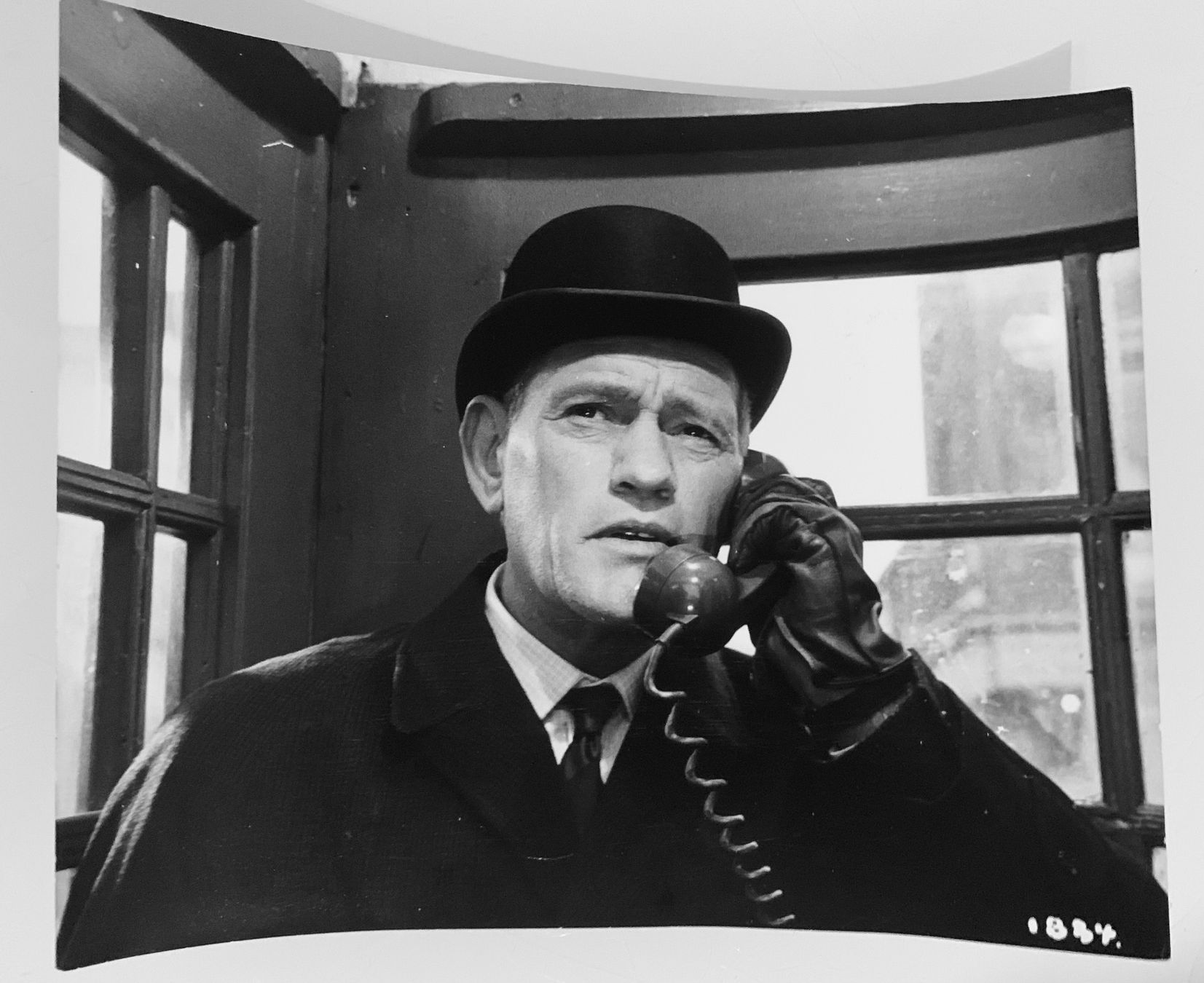 Poster & Bilder: Foto Patrick Macnee um 1965 – Gebraucht aus Bern von Artbrokerswitzerland 1