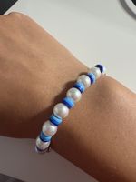 Trendiges Armband mit Perlen und blauen Scheiben