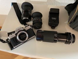 Minolta Kamera mit diversen Objektiven