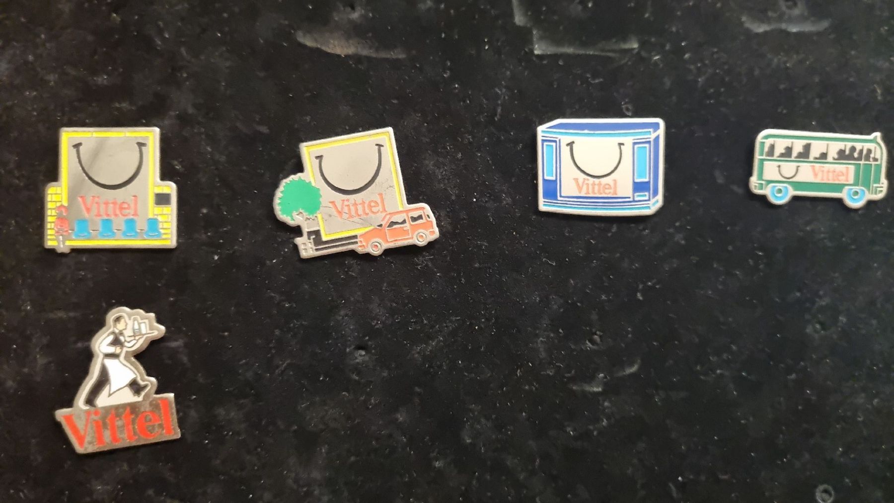 Placchette & Badge: 5 pin Vittel – Usato da Cugnasco venduto da FuoriTutto