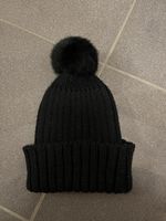 Schwarze Strickmütze mit Echtfellbommel