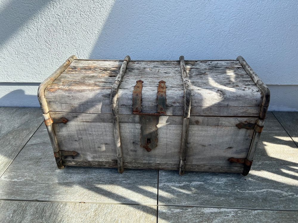J87U19- Große Alte Truhe, Holz mit Metallbeschlägen