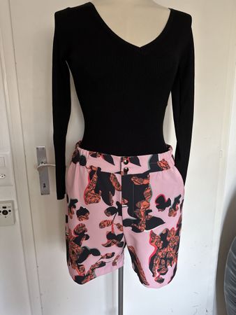 Bermuda taille 38/40 imprime fond rose