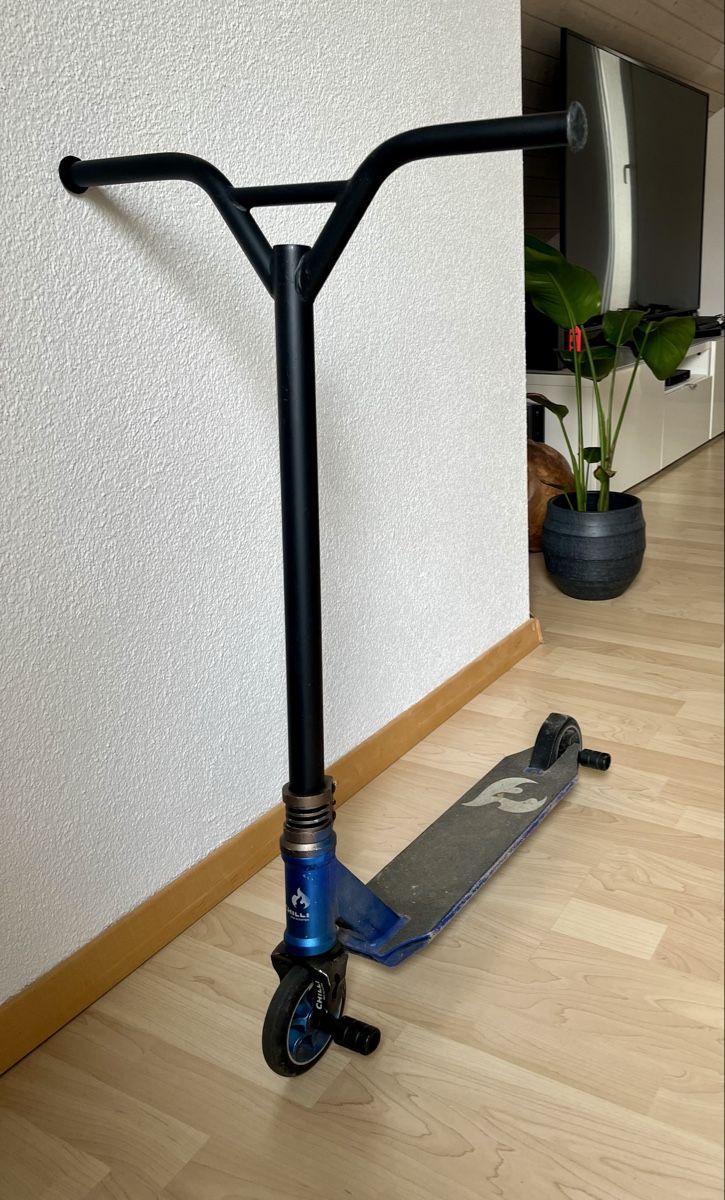 Chilli Kickboard: Chili Pro Scooter Dunkelblau gebraucht – Gebraucht aus Hombrechtikon von Julien_zrh
