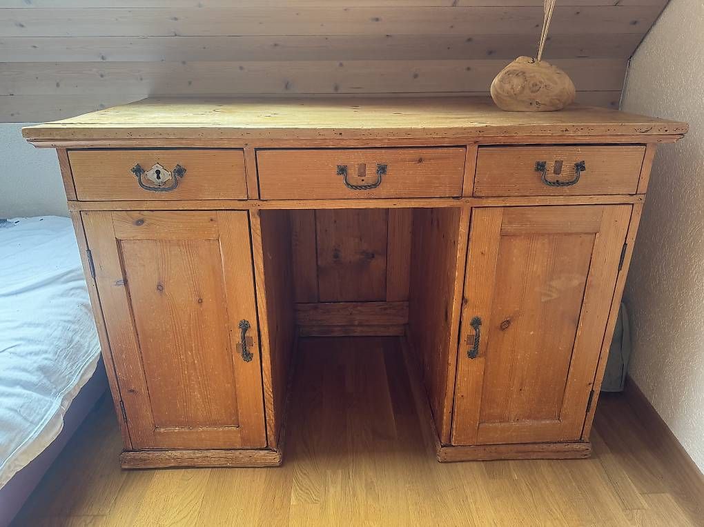 Scrivanie: Bureau en bois massif – Usato da Corcelles-Payerne venduto da ano_rhf8 1