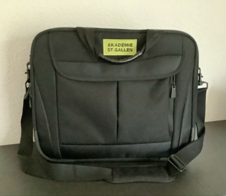 Praktische Laptoptasche von Akademie St.Gallen!