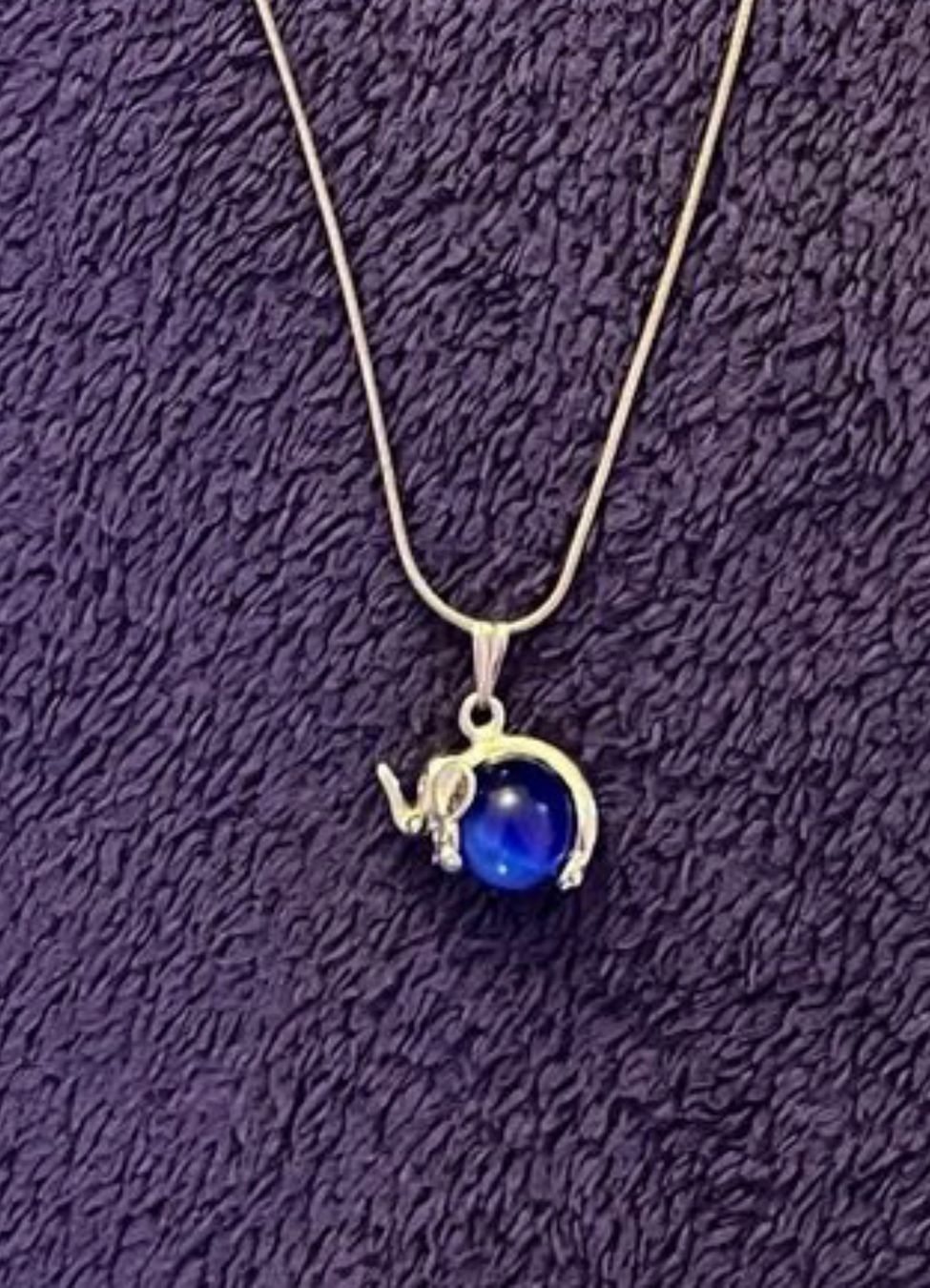 Catenine: Silberfarbene Kette mit Elefantenanhänger/blaue Kugel – Usato da Zürich venduto da rigani