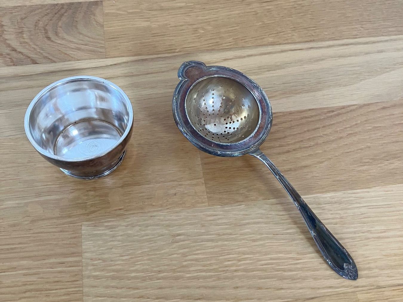 Services de table: Antikes Teesieb mit Ablageschale – D'occasion à Bern par schoenisache