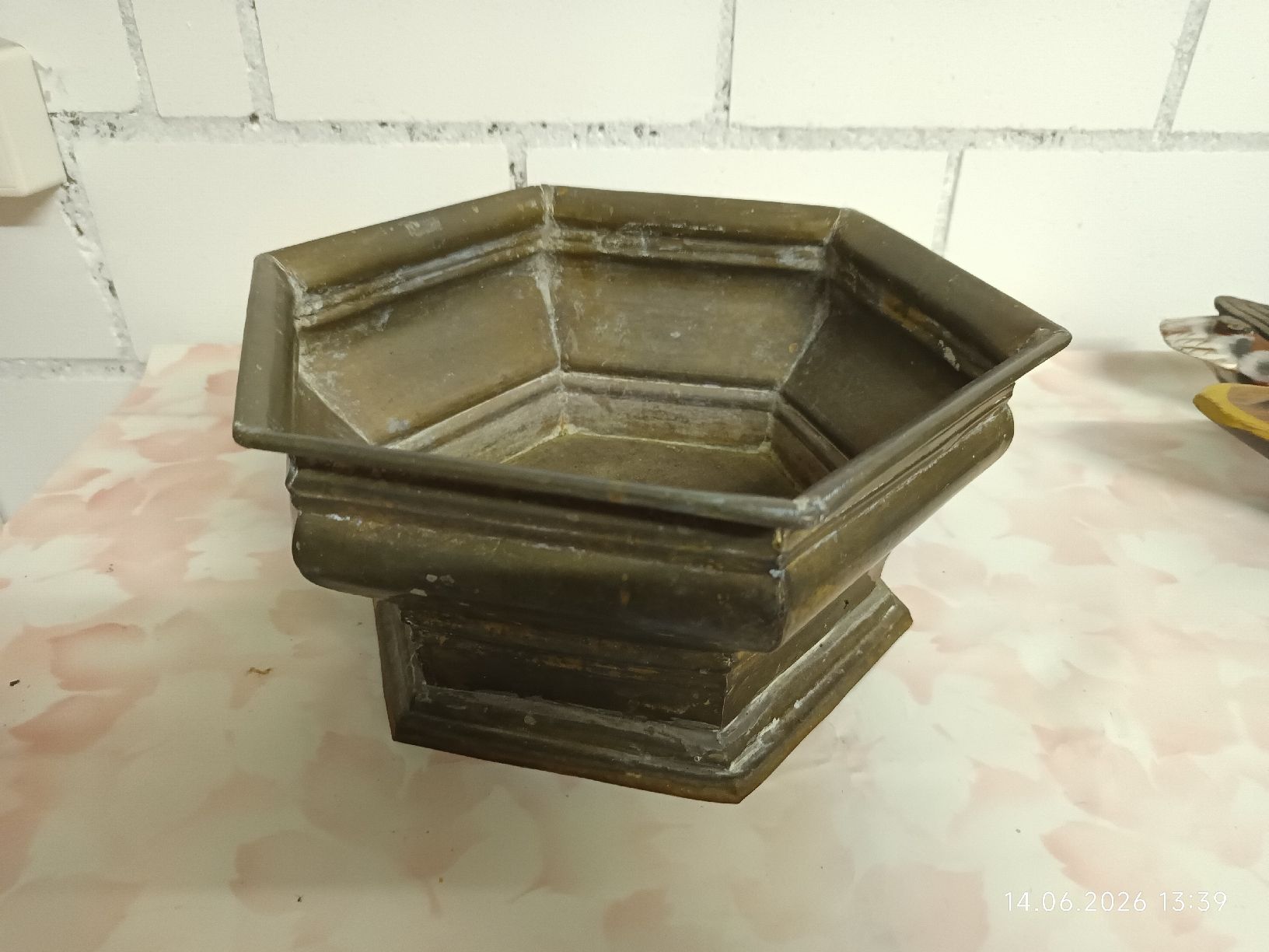 Pots de fleurs: Antiker Messing-Übertopf, 6-Eckig – D'occasion à Bergdietikon par Riviera83