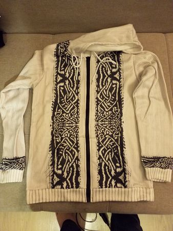 Hoodie mit kelischem-Muster Gr. L, neuwertig,