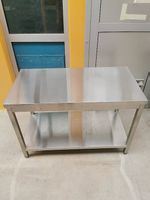 Table de travail inox 12x6 avec étagère inférieure.