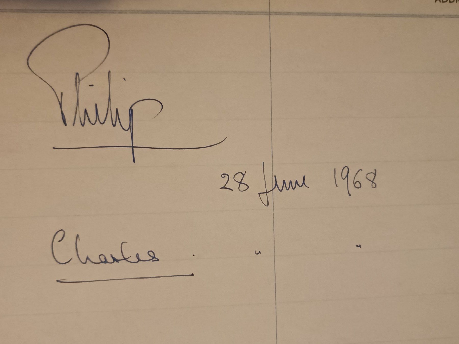 Autografi: King Charles III & Prince Philip - handsigniert - – Usato da Menziken venduto da Artographs