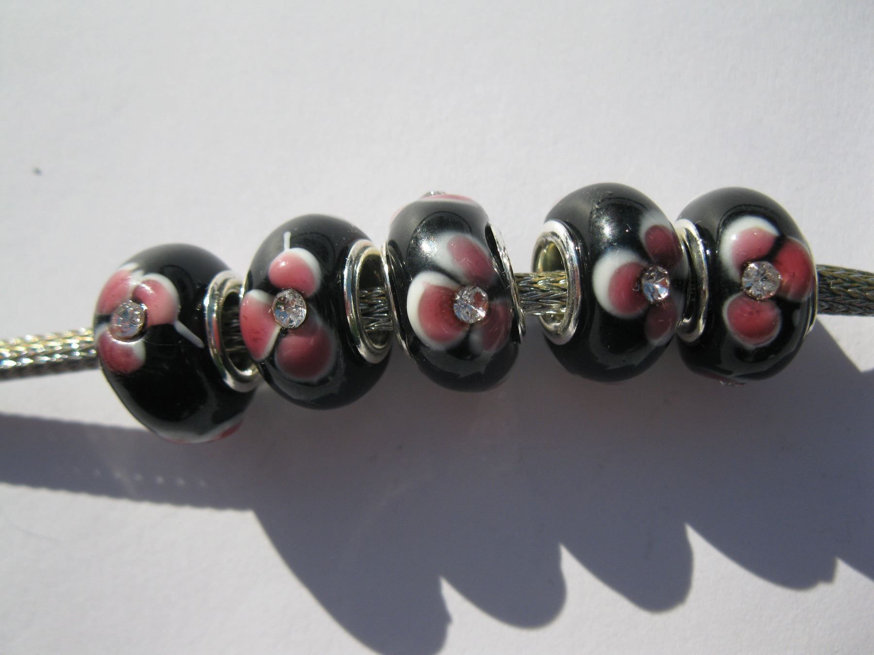 Perle (finte): 2 Grosslochperlen Glas Beads mit Blume und Strass – Nuovo e nell'imballaggio originale da St. Margarethen TG venduto da LuanaKa 1