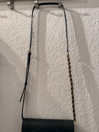 Elegante dunkelgrüne MCM Clutch mit Goldkette für den Sommer