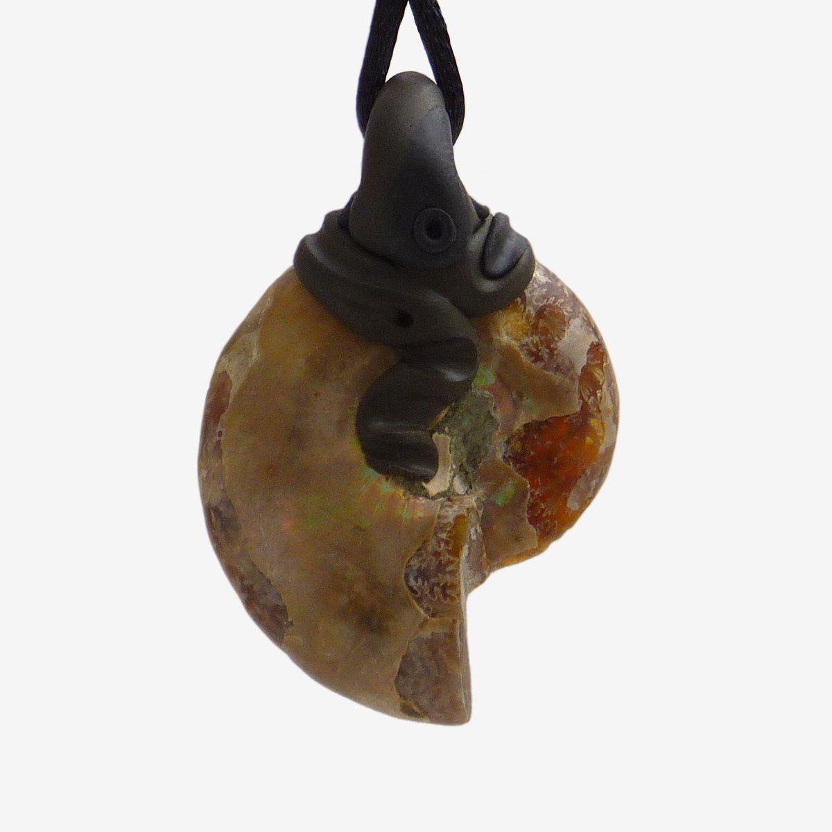 Fossili: Ammonit Steinanhänger (Fossil) mit eingefasstem Lapislazuli – Nuovo e nell'imballaggio originale da Meilen venduto da Kaleidoskopia 2