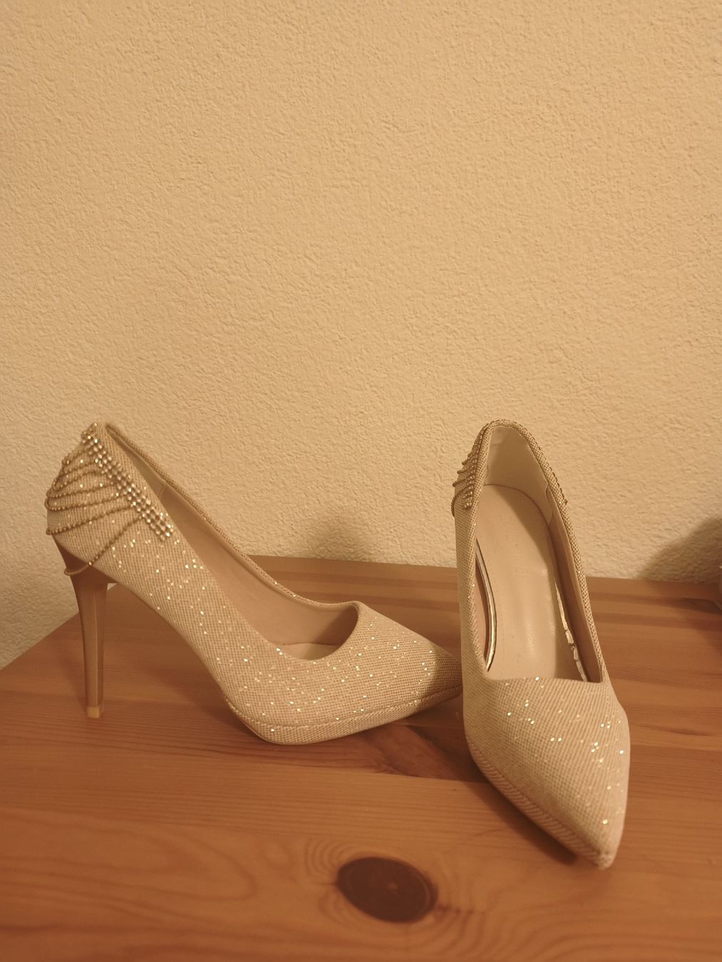 Scarpe da donna: Schuh glitzer / gold mit Absatz – Usato da Luzern venduto da Schneuger1 4