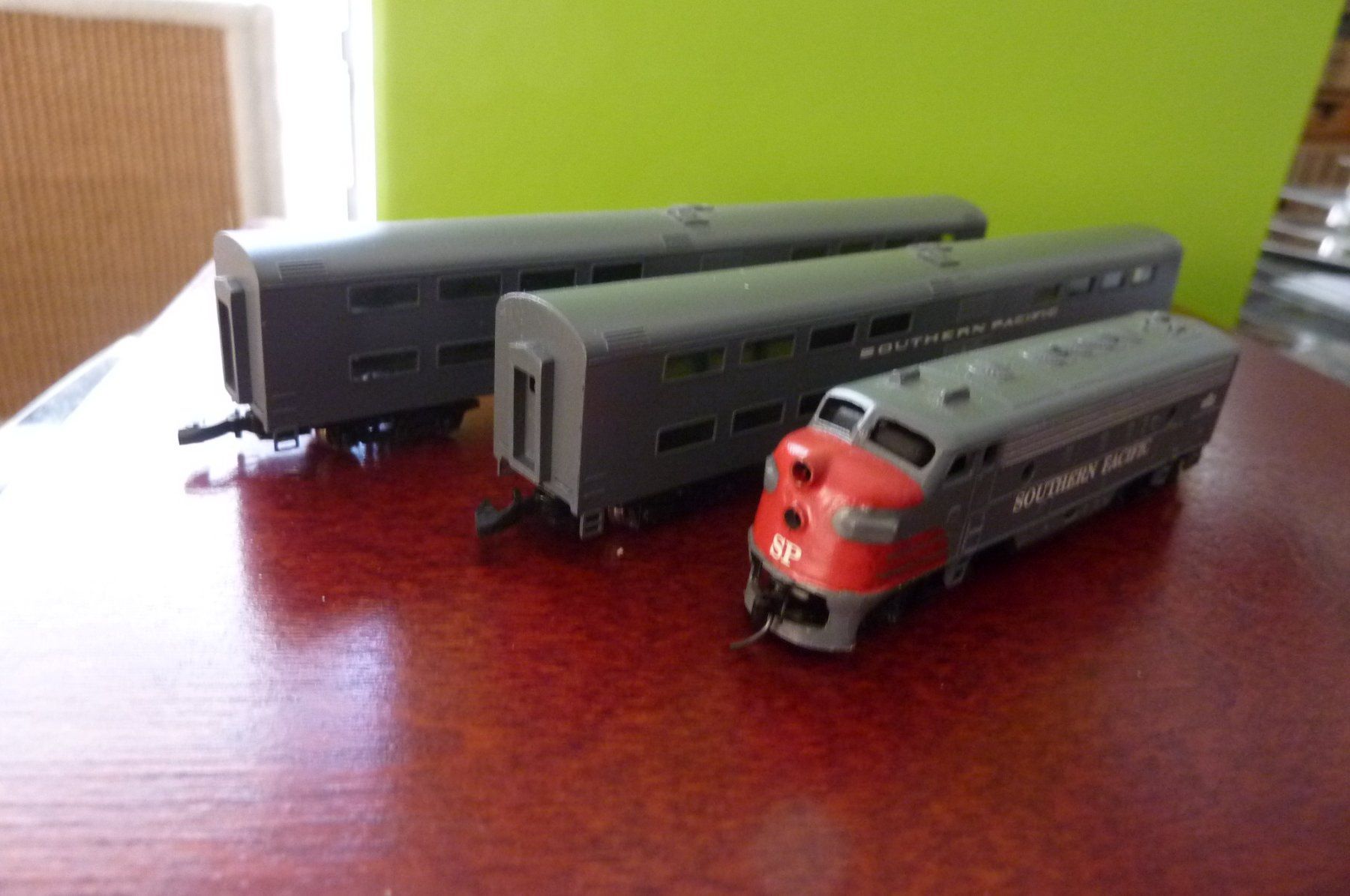 Freudenreich Feinwerktechnik Modellini di ferrovie: SPUR Z  FREUDENREICH SOUTHERN PACIFIC GRAU SET – Nuovo (secondo la descrizione) da Uznach venduto da train50 1