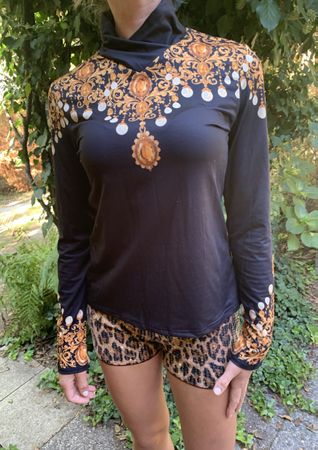 Maglia a collo alto nero con stampa oro👌M/L-nuovo