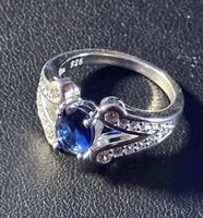 Eleganter Ring mit blauem Zirkonia, 925 versilbert, Gr. 8