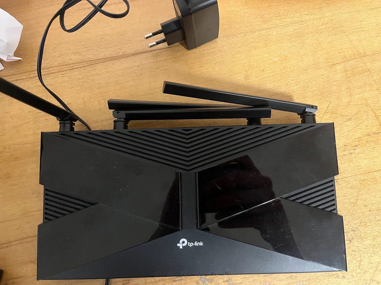TP-Link Modem & Router: TP-Link AX10  Router – Usato da Riggisberg venduto da L-Corp