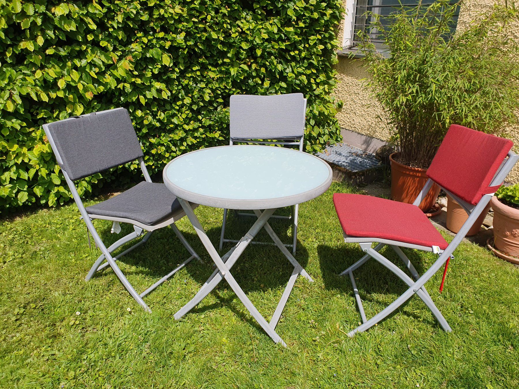 Set di tavolo e panche: Gartentisch rund mit 3 Stühlen – Usato da St. Gallen venduto da man_25bv