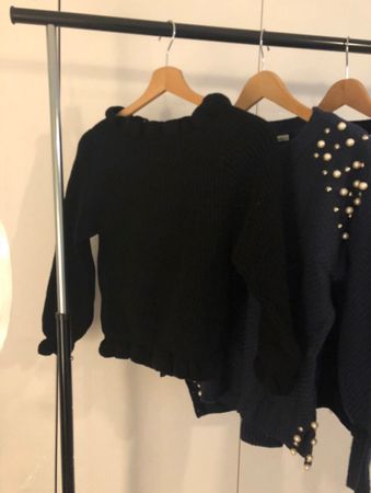 Schwarzer Pullover