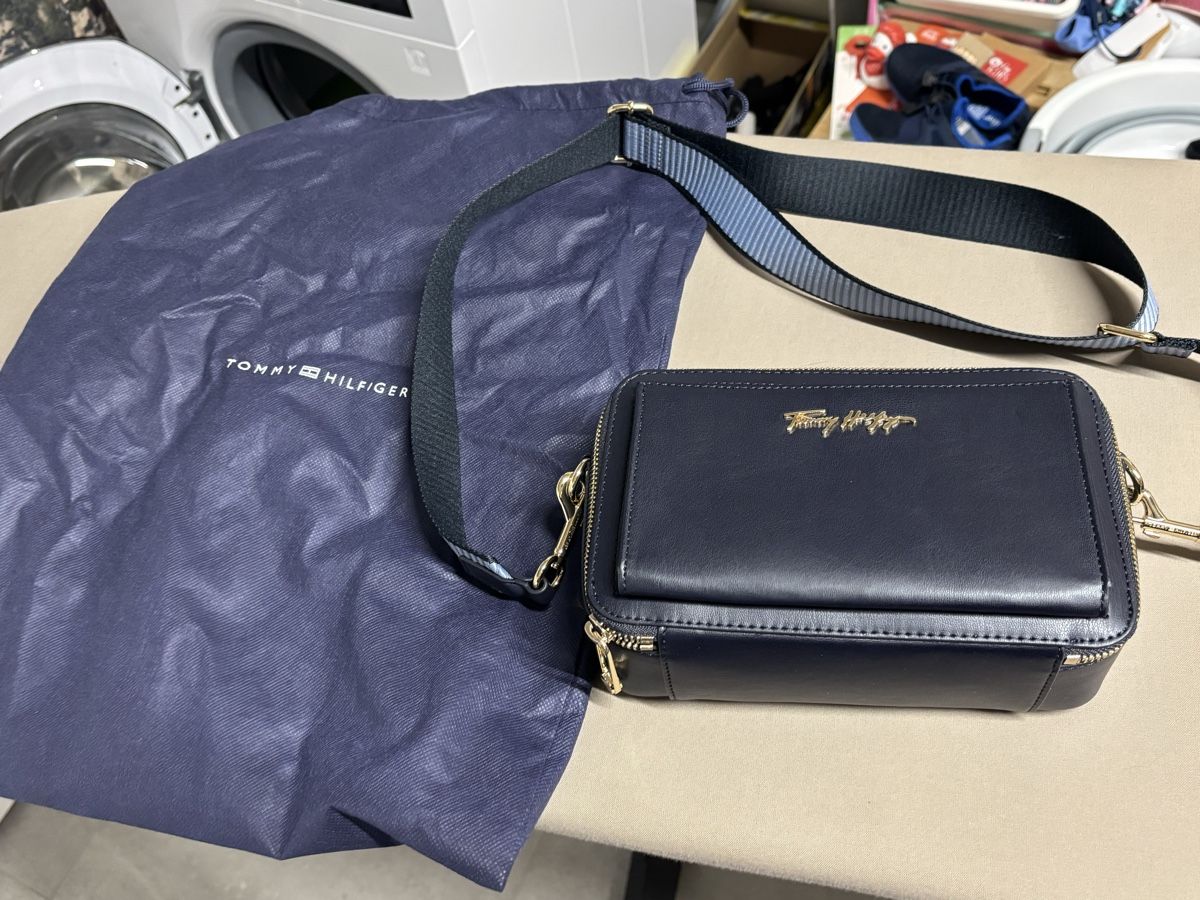 Tommy Hilfiger Borse da donna: Sac à main fermeture éclair Tommy Hilfiger bleu neuf – Nuovo (secondo la descrizione) da Salvenach venduto da gwenwywar 2