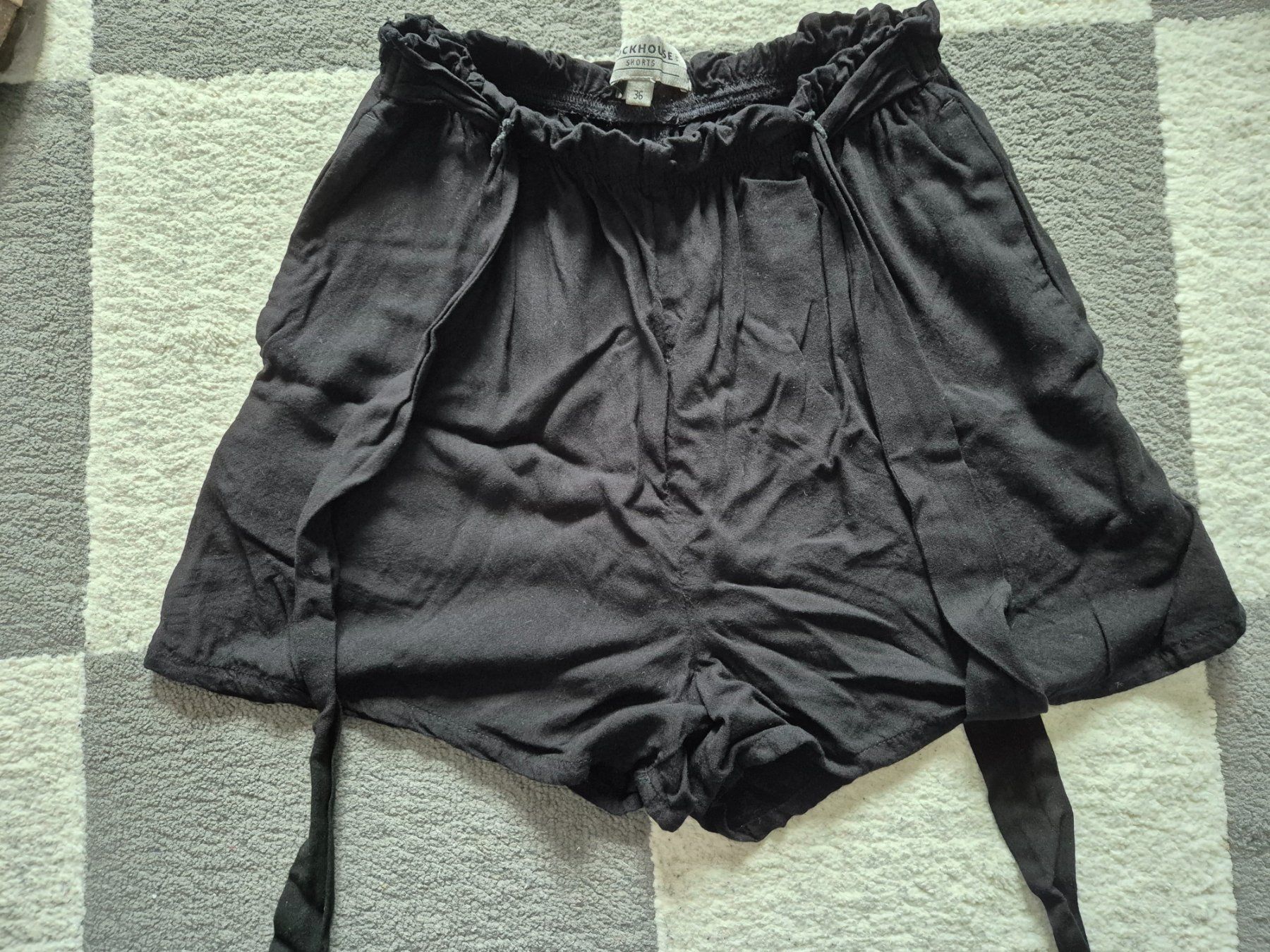 Pantaloni: Schwarze Shorts Gr. 36, C&A – Nuovo (secondo la descrizione) da Münchenstein venduto da soistes
