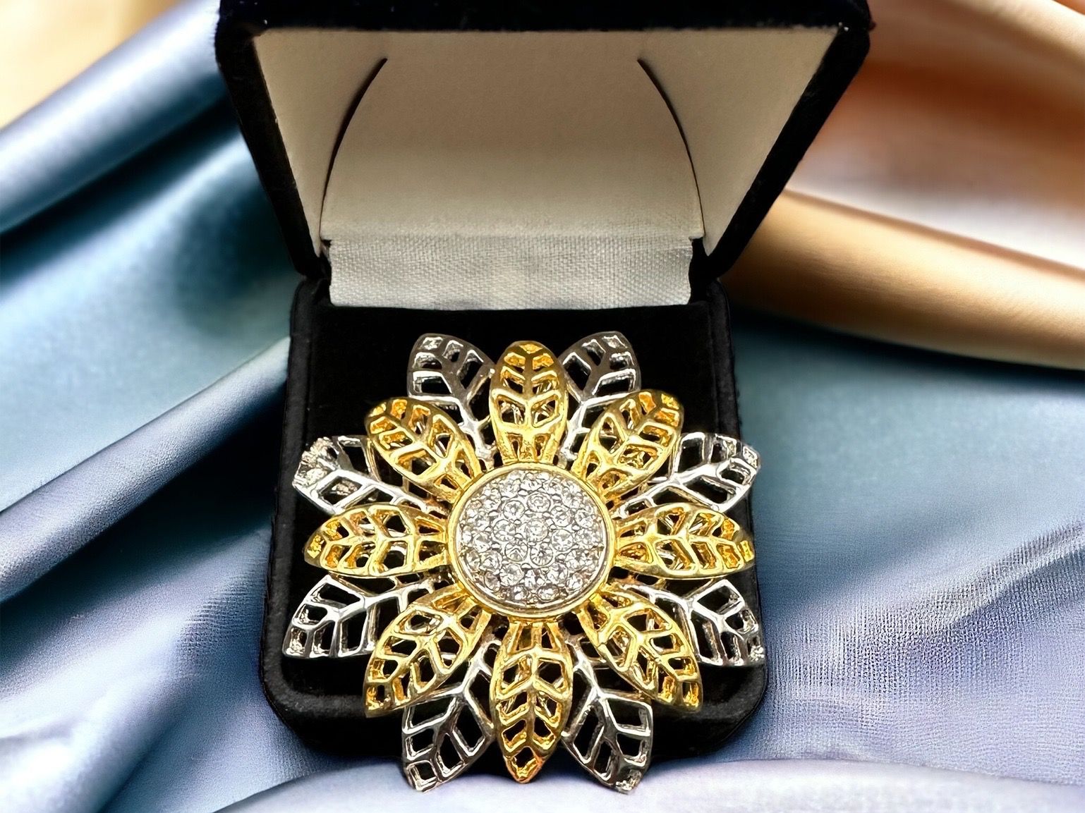 Broschen & Nadeln: Zweifarbige Brosche mit Strass, Vintage – Gebraucht aus Lamone von LaCantinaMagica 1