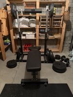 Komplettes Home-Gym: Squat-Ständer, Hantelstangen, Gewichte