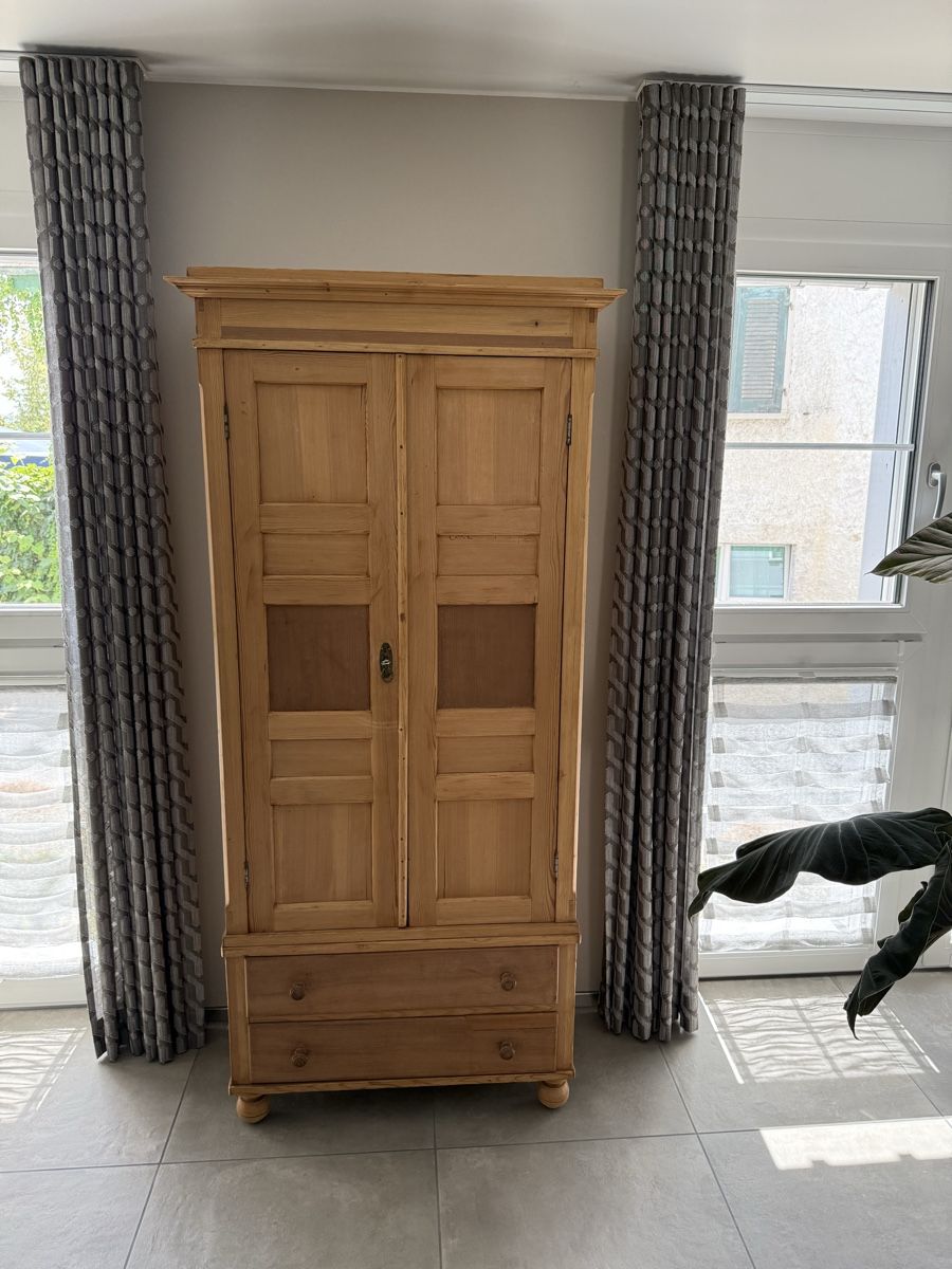 Schränke: Schöner Holzschrank – Gebraucht aus Märstetten von Lehnik
