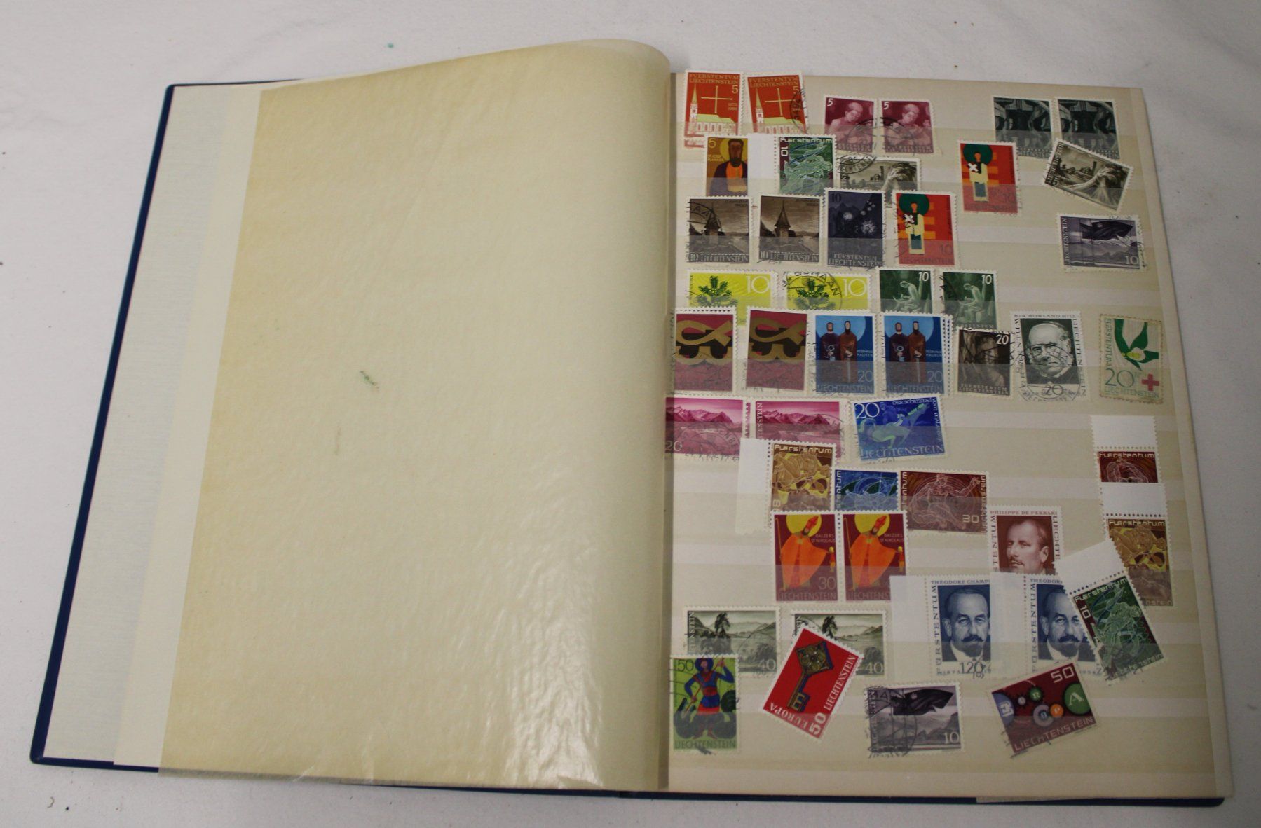 Alben: Briefmarken-Album (IC) – Gebraucht aus Schaan von antikes_und_kurioses