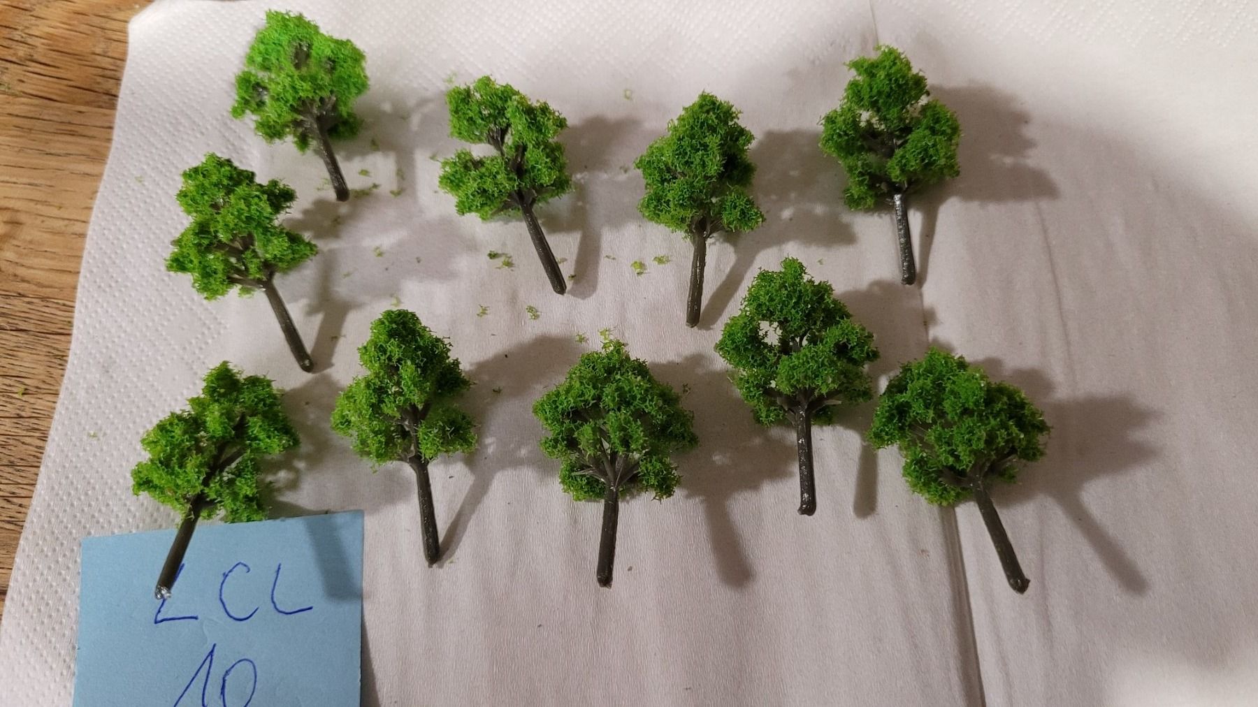 Modelleisenbahnen: 10 jolis arbres clairs – Neu und originalverpackt aus Saxon von Sebdem