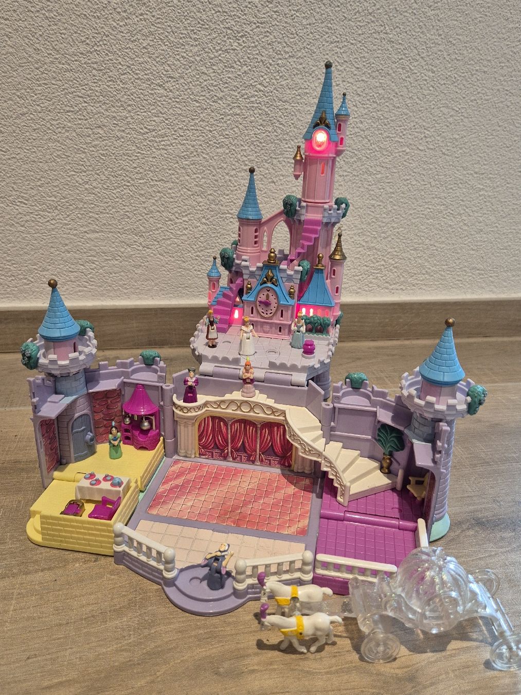 Polly Pocket Giocattoli: Polly Pocket Set mit Cinderella Schloss – Usato da Hörhausen venduto da mountain18 3