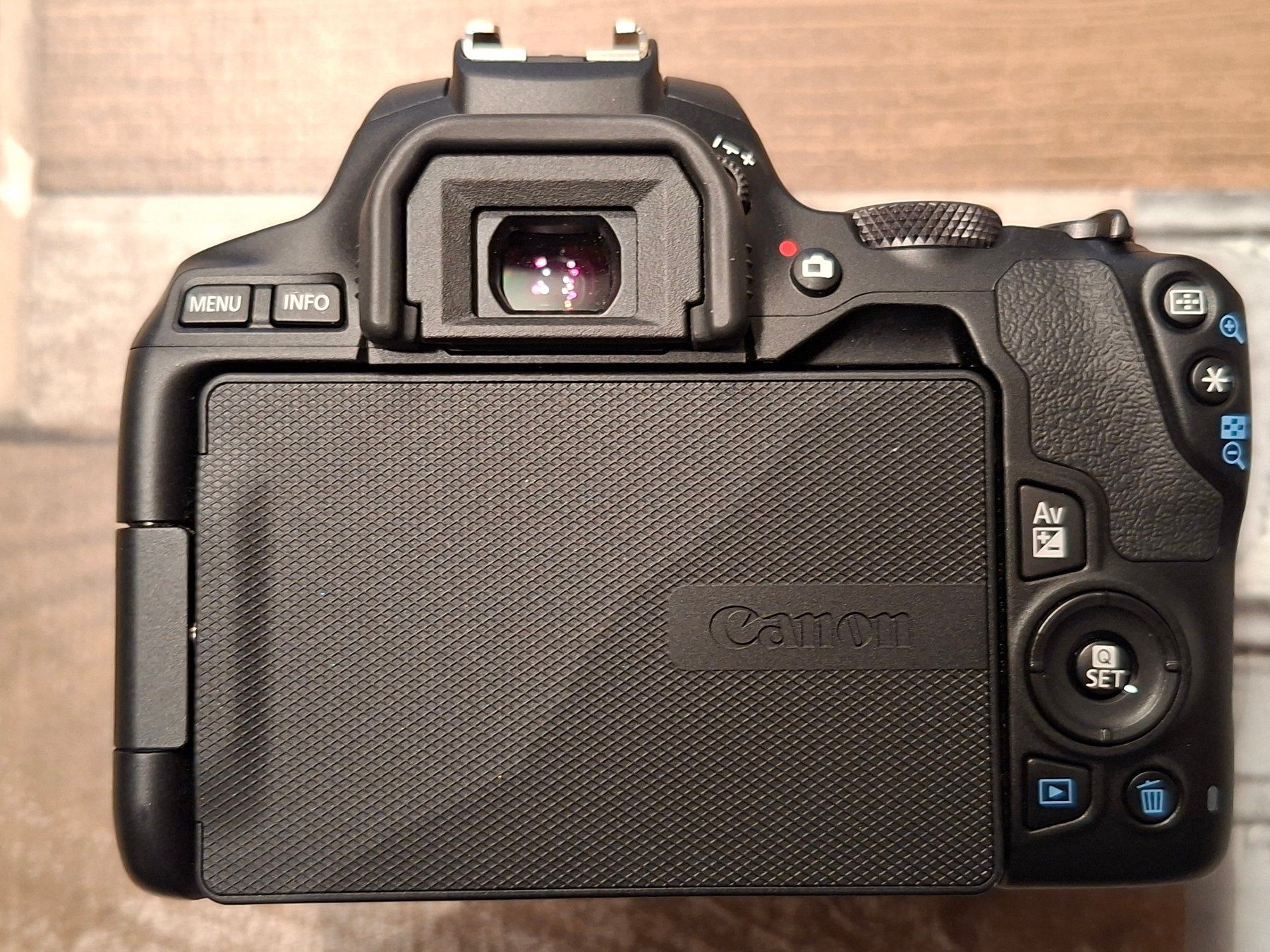 Canon Appareil photo: Canon EOS 250D EF-S 18-55 IS STM KIT – D'occasion à Vicques par Leonblack 4